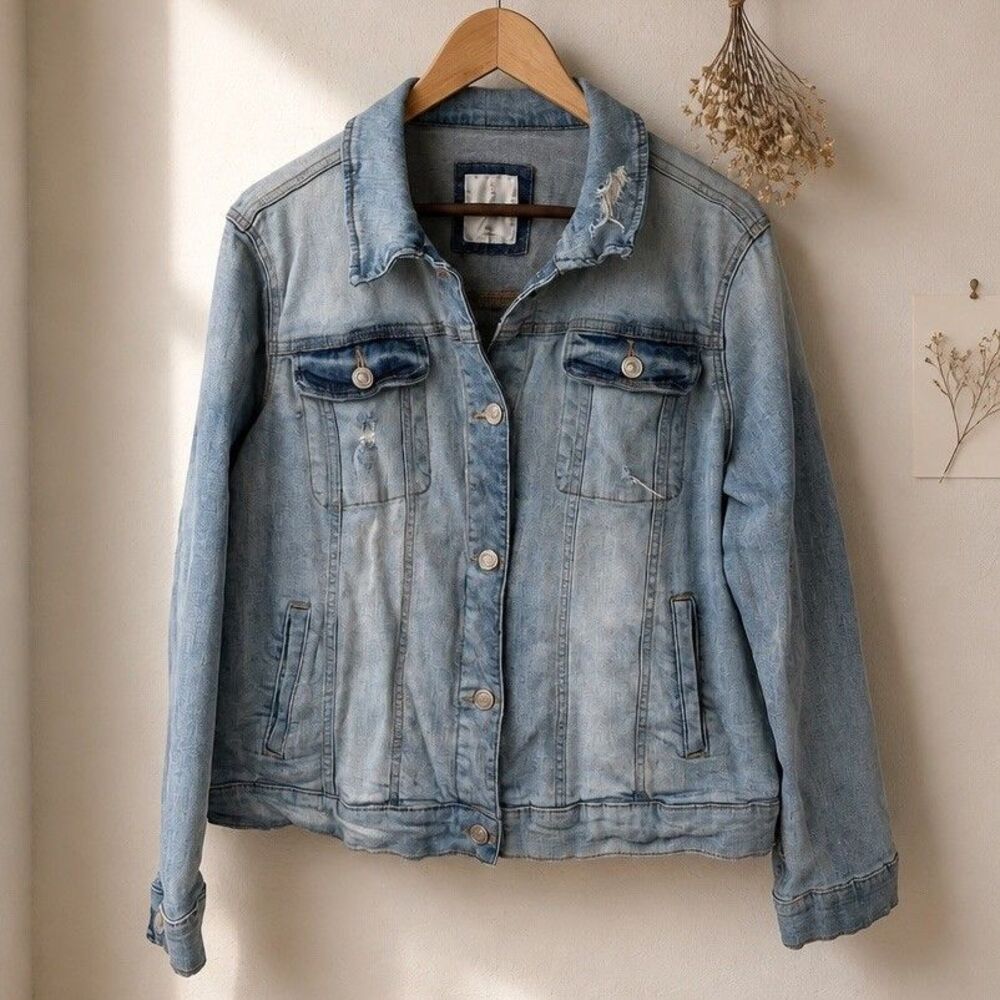 LC Lauren Conrad XXL Light Wash Distressed Denim Jacket Stretch Trucker Casual